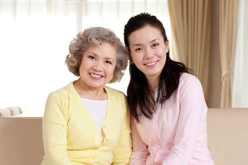 刘强东母亲穿上儿媳章泽天买的衣服，传统与现代交融的家庭温情