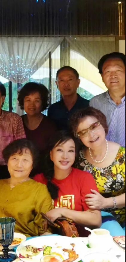 刘晓庆喊别人大爷，尊重与年龄无关