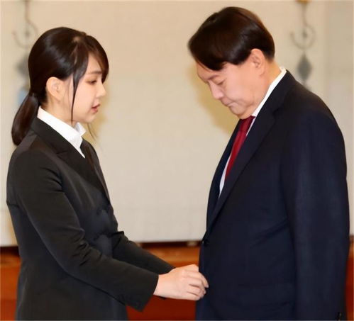 尹锡悦被捕后夫人疑似出门遛狗