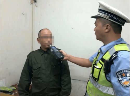 铭记英雄，辅警查酒驾被撞伤拖行牺牲的壮丽人生