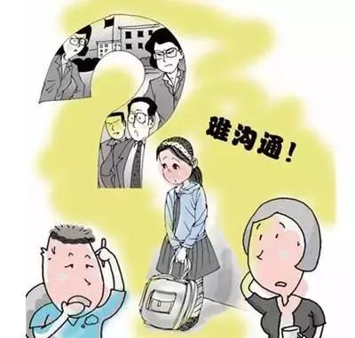孩子压倒茶几，妈妈淡定玩手机，一场家庭中的意外与反思
