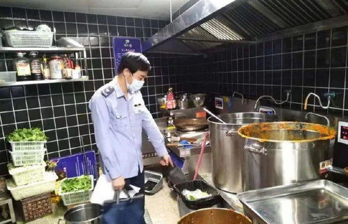 成都某知名火锅店因员工后厨不当行为引发卫生危机，被迫停业整顿