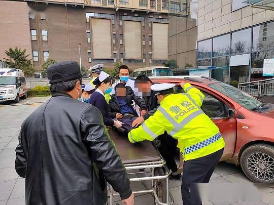 紧急时刻，男子快车道换胎，民警急出夹子音挽救生命