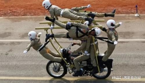 乌士兵骑摩托遭遇地雷命运多舛，英勇无畏被大火吞噬的悲剧故事
