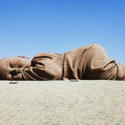媒体聚焦，大地之子雕塑遭踩踏事件深度解析