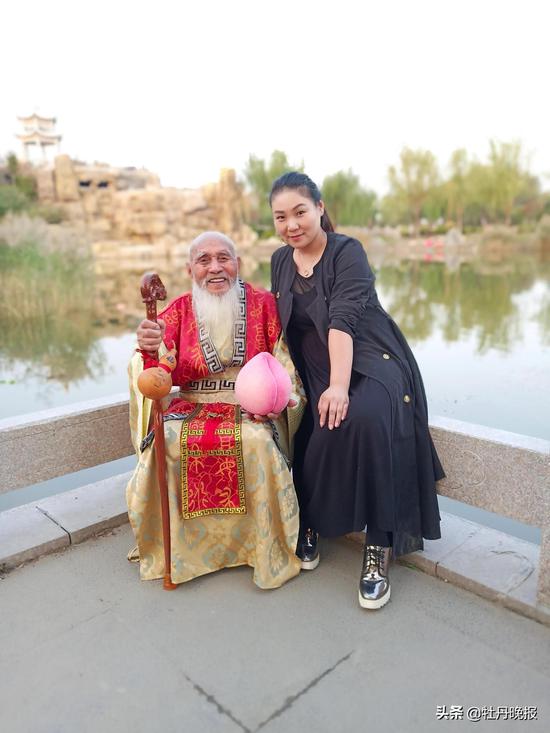 寿星再临，101岁爷爷为55岁孙子庆祝生日的温馨时刻