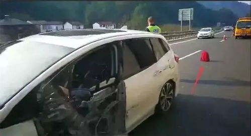 轿车突然实线并线撞飞直行车辆，事故背后的安全警示