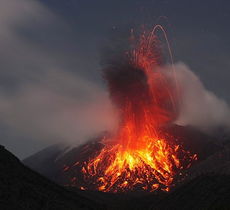 日本樱岛火山喷发，灰柱直冲云霄，高达两千米