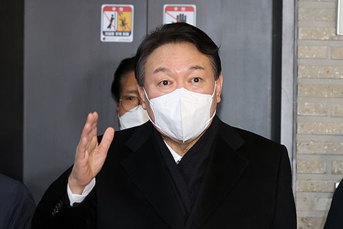 尹锡悦结束庭审辩论后前往医院，正义的追求与人文的关怀