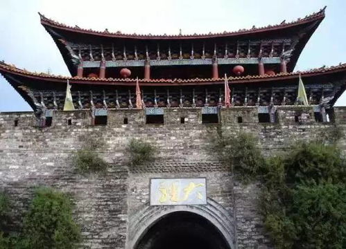 大理古城书法家挥毫写匾额，传承文化之美