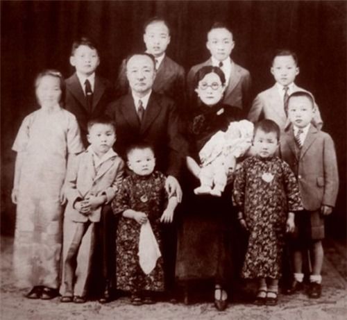 老婆跑路我傻五年，女儿宠成神（李文瑞的故事）——（92集连续剧文案）