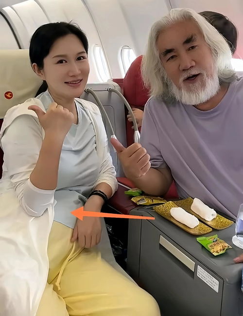 张纪中妻子带孩子赴美国团聚，跨越国界的家庭温馨时刻