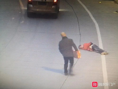 小伙晕倒路边，热心大哥伸援手