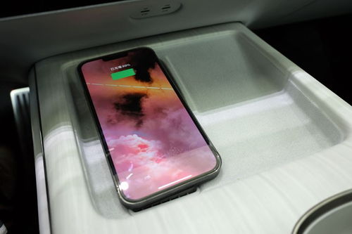 小米SU7璀璨洋红到店实拍——科技与美学的完美结合