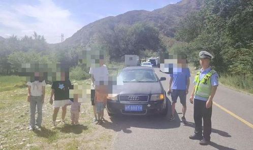 陕西交警带道护航秦岭山间滞留车辆，守护生命线的温暖行动