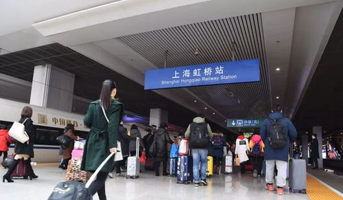 上海虹桥站凌晨依旧人山人海，城市活力与交通枢纽的见证