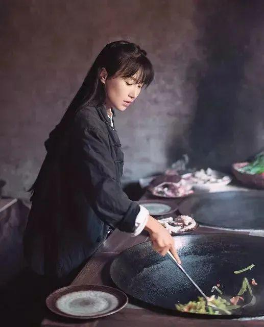 李子柒川渝春晚非遗舞台拾光——文化与美食的完美融合