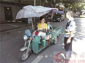 爸爸酒后驾驶三轮车载儿女不慎跌落河沟的惊险经历