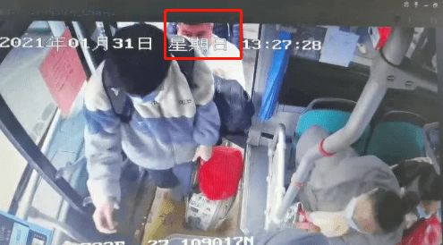 监控下的春节，男子面对父母离世的深深哀痛
