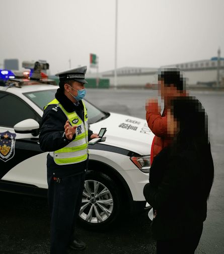 女子初二回娘家返程后备箱被塞满，传统习俗与现代情感的交融