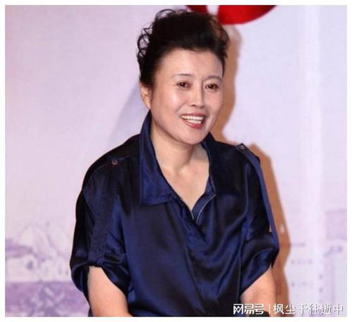 赵丽颖晒奶奶的帽子和爷爷的红包，亲情与明星生活的交织
