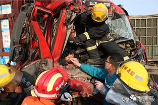 救援人员操控机器人成功救出落水游客