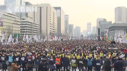 韩上万民众雨中集会要求释放尹锡悦，一场声势浩大的民主呼声