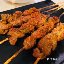 女子上完厕所发现男友也买了烤肠，一次偶然的相遇引发的微妙情感