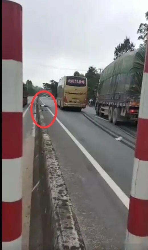 小车实线变道引发事故，大巴车避让不及酿成悲剧