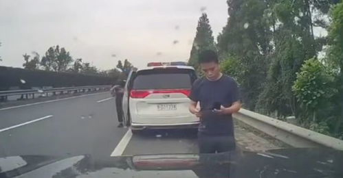 纪委回应警车撞三车事件，精神病人开走车辆引发关注