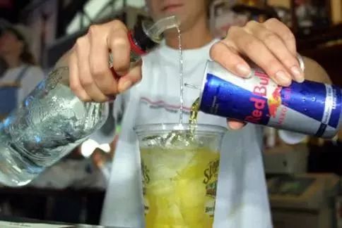 男子混饮红白啤酒后鼻血不止，饮酒与健康警示