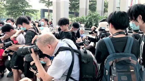摄影师拍摄潮汕民俗活动被撞飞——记录瞬间还是制造新闻？