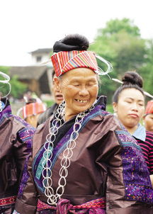 苗族女子出嫁多年后的银帽归乡之旅