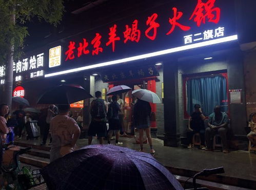 金店爆满现象，顾客排队等待逾十小时背后的故事