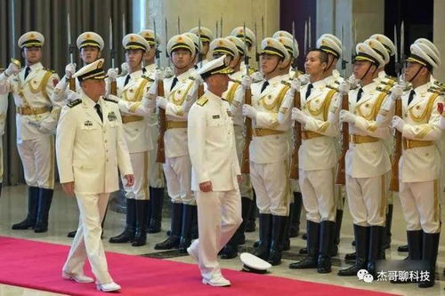 莫迪穿羽绒服检阅法国仪仗队，跨文化交流的温暖瞬间