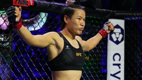 张伟丽六次荣耀捧得UFC金腰带，比肩传奇乔安娜的壮举
