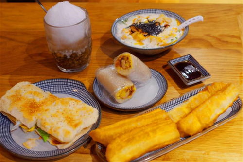 通宵买黄金的大妈开始成堆吃早饭，黄金市场的活力与日常生活的温馨交融