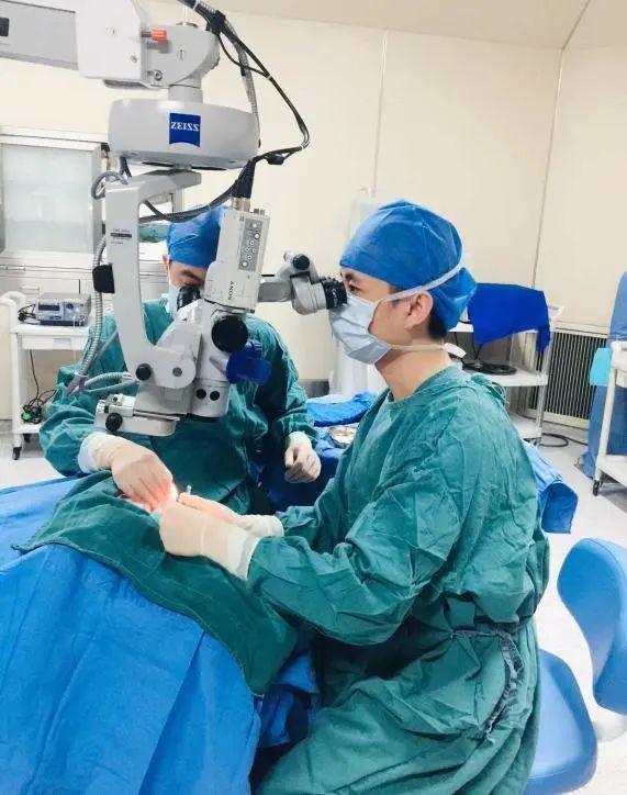 男子拆快递不慎被玻璃纤维刺入眼睛——安全意识的紧急提醒
