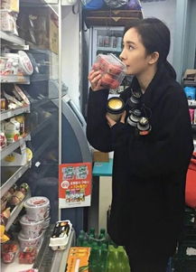 女生等咖啡时偶遇外卖小哥帮店员干活