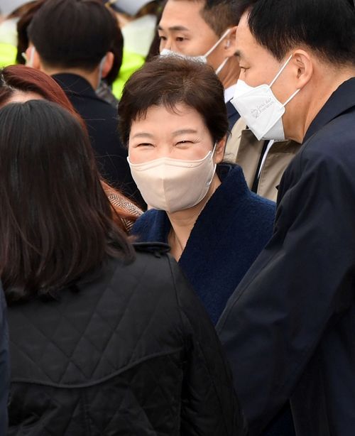 尹锡悦走出首尔拘留所的画面