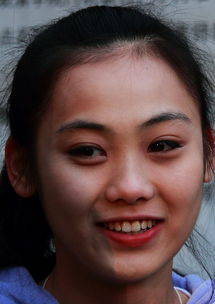 艺考女生现场卸妆纯素颜展示自己，真实之美的力量