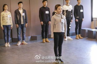 艺考女生，早晨五点起床，精心化妆，身着红衣赴面试