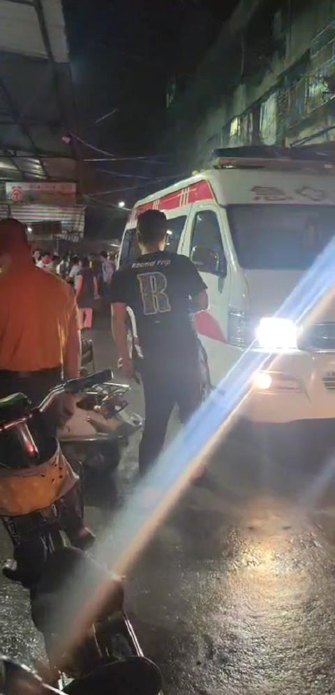 菜地惊现130斤蟒蛇悠闲散步，消防部门迅速处置