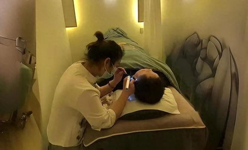 揭秘采耳馆背后的隐秘服务，记者暗访揭示擦边服务泛滥现象