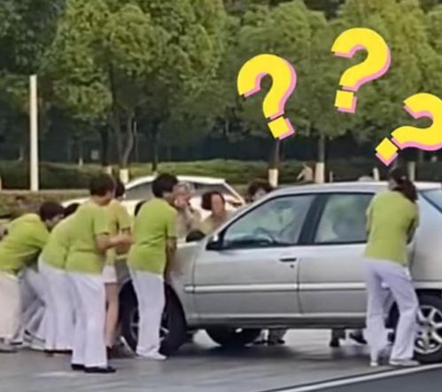 私家车校门口溜车，护学民警迅速行动将其逼停
