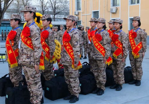 北京西站转运新兵入伍，女兵队伍亮眼展现新时代风采