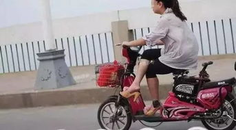 小伙骑车撞上绿化带，意外飞进居民家里