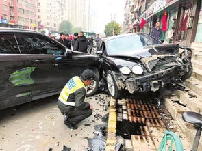 车辆突发事故，疑似撞上护栏起火，仅余车架残留