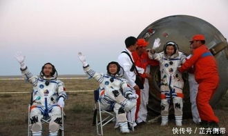 美滞留太空宇航员被搀扶上轮椅，太空探险的艰辛与挑战