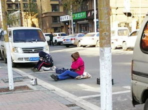大妈人肉占车位，店主无奈驶离的背后故事